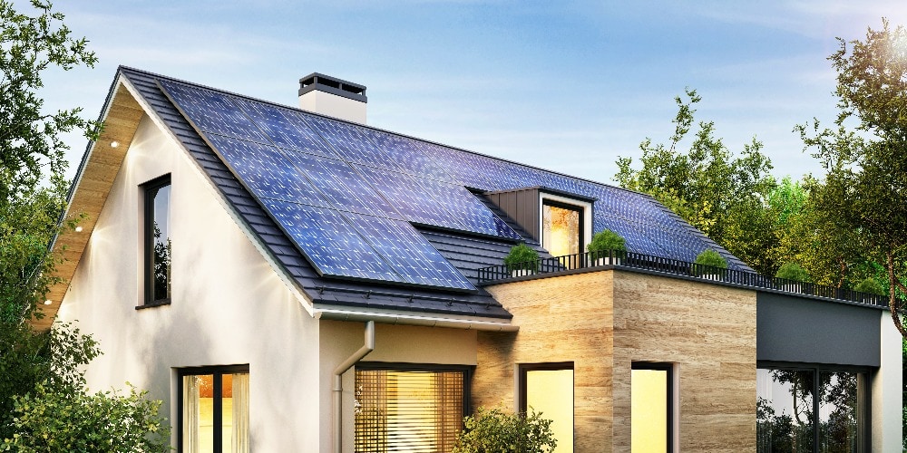 Sonnenkollektoren auf dem Dach eines modernen Hauses