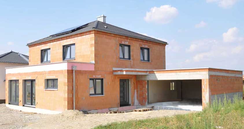 Ein Haus im Rohbau. Jetzt starten die ersten Vorbereitungen für das Smart Home